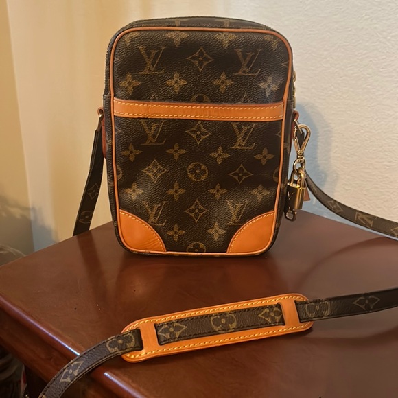 Louis Vuitton Handbags - Louis Vuitton crossbody bag in like new condition!